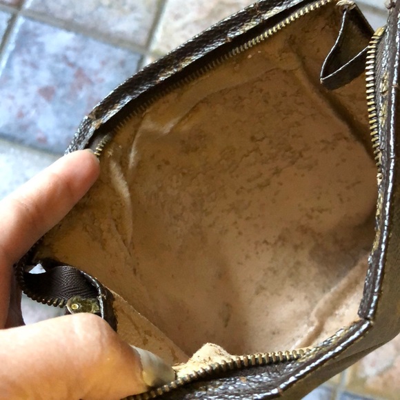 Vintage Louis Vuitton cosmetic case - Picture 6 of 8